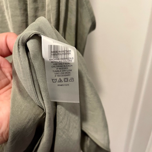 Vince Camuto. Plus size 2x. Green V-neck sleeveless georgette top. - Picture 3 of 5